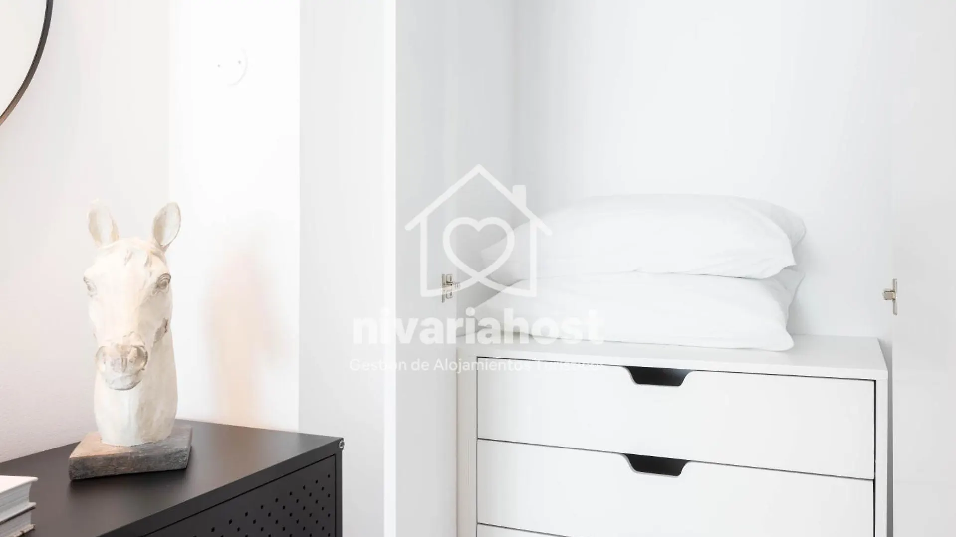 Apartment The Luxe Santa Cruz, By Nivariahost